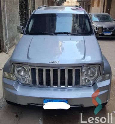 جيب شيروكي اوتوماتك مستعملة فضي موديل 2012