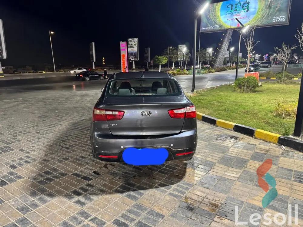 كيا ريو اوتوماتك مستعملة رمادي داكن موديل 2012 - صورة 2