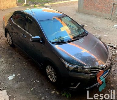 تويوتا كورولا اوتوماتك مستعملة رمادي داكن موديل 2015