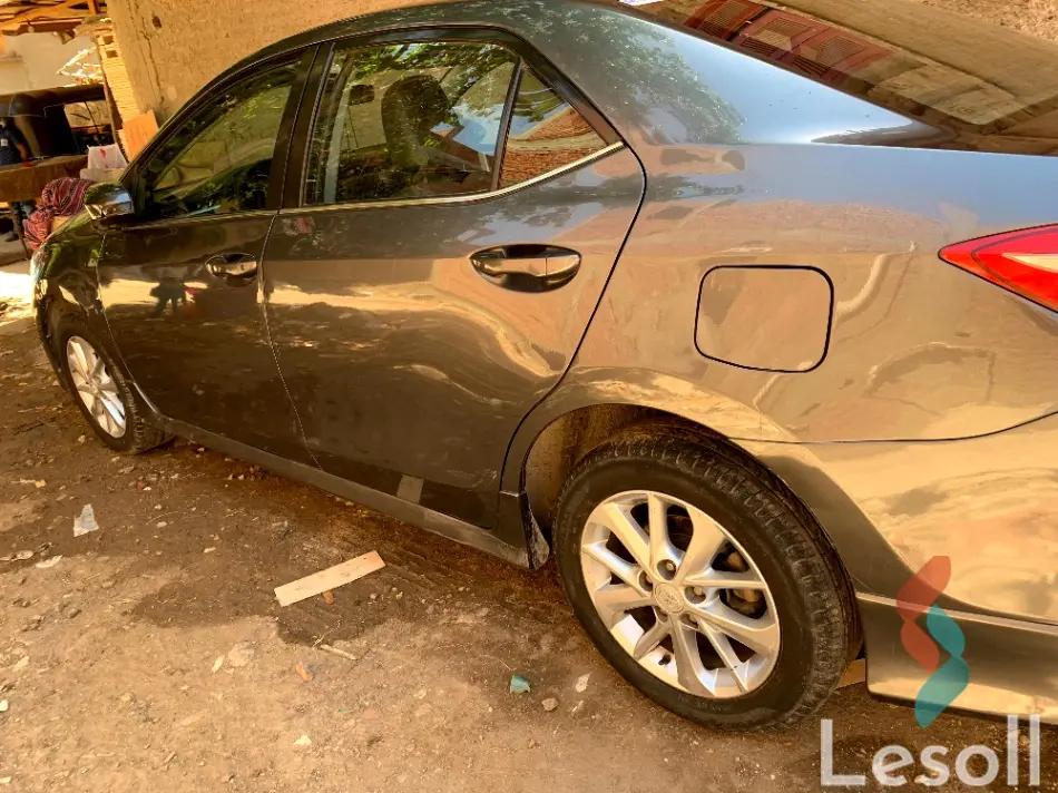 تويوتا كورولا اوتوماتك مستعملة رمادي داكن موديل 2015 - صورة 3