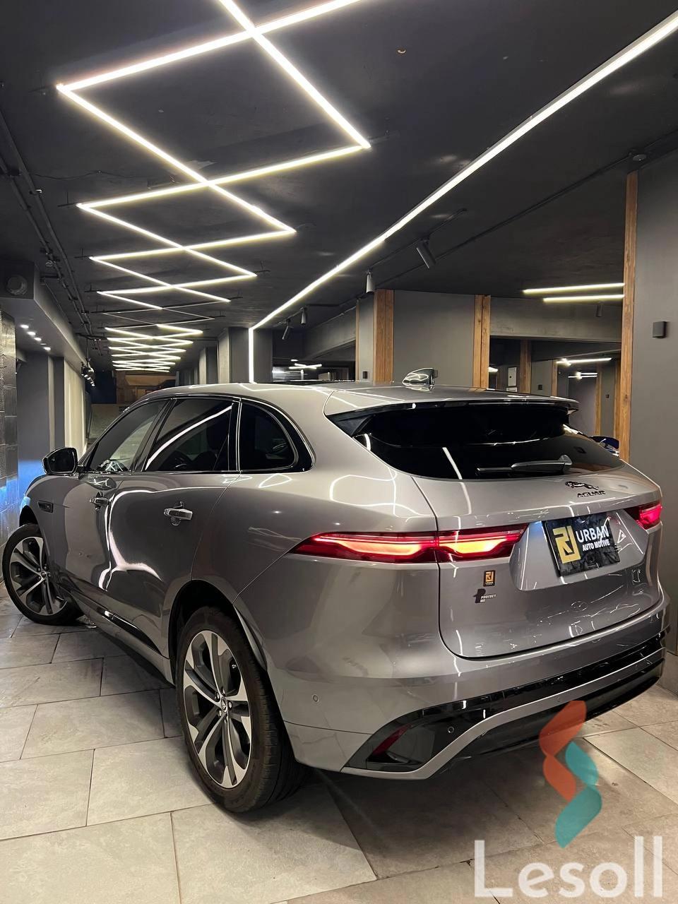 جاكوار إف بيس اوتوماتك مستعملة رمادي داكن موديل 2024 - صورة 3