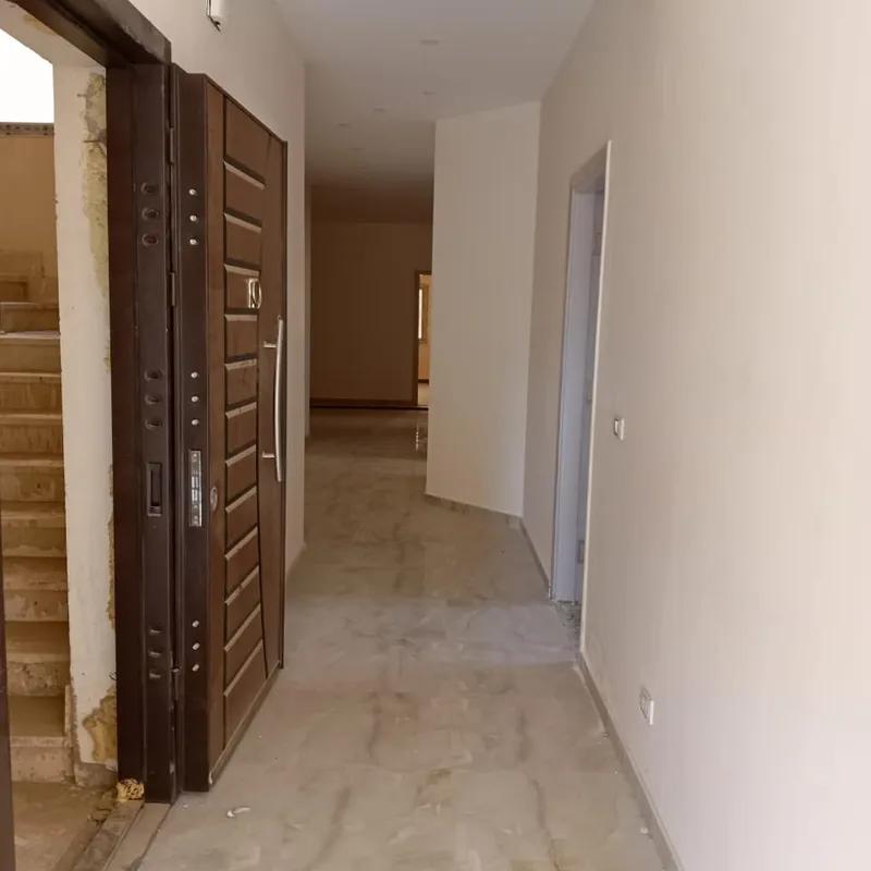 شقة للبيع بمساحة 300 متر و 3 غرف في التجمع الخامس القاهرة - صورة 3