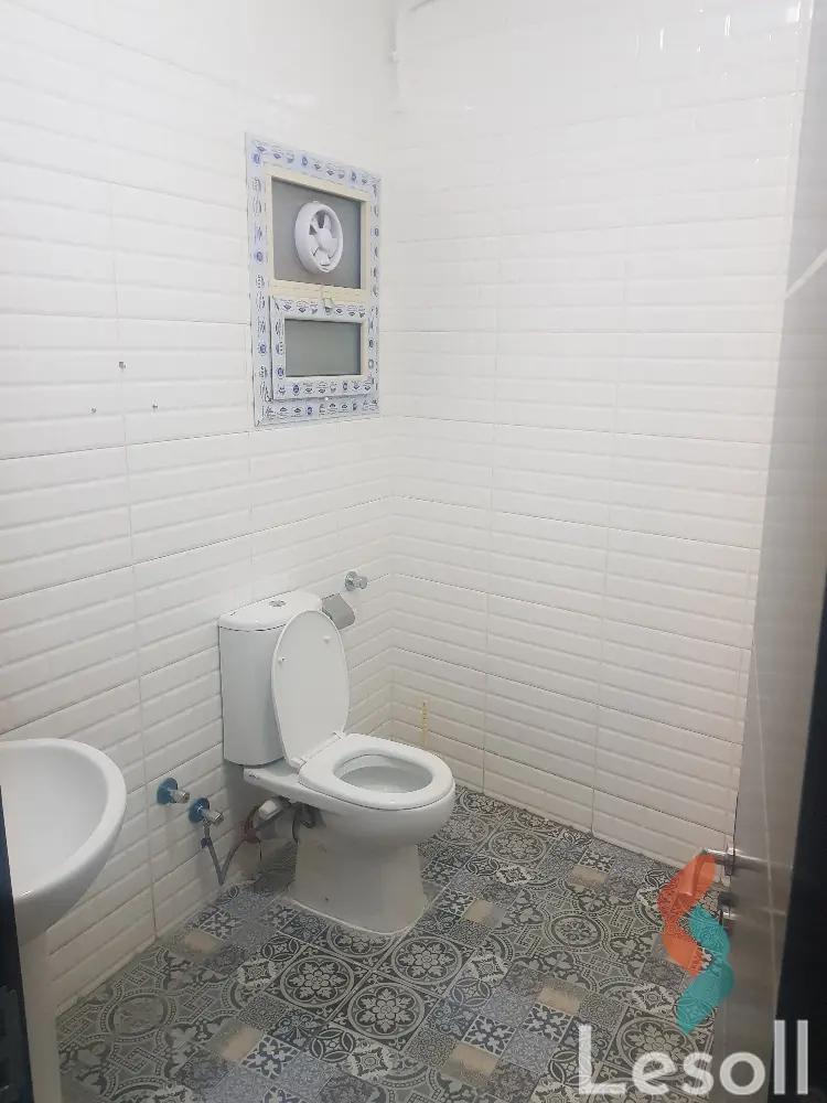 شقة بحديقة للايجار الشهري بمساحة 550 متر و 9 غرف في التجمع الاول القاهرة