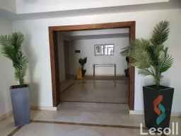 شقة للايجار بكمبوند ميفيدا دور ارضي بحديقة خاصة