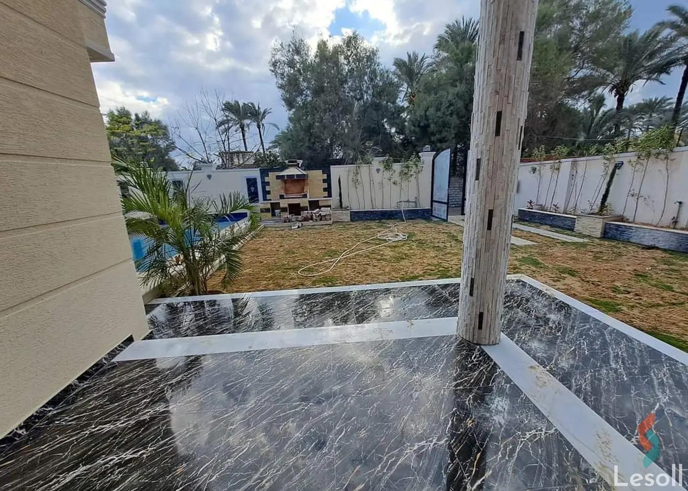 شقة بحديقة للبيع بمساحة 500 متر و 5 غرف في برج العرب الاسكندرية