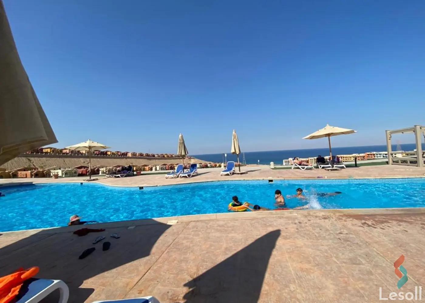 شقة بحديقة للبيع بمساحة 62 متر و 3 غرف في العين السخنة السويس