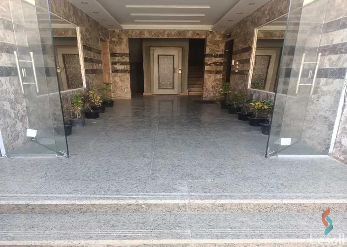 Apartment for sale with an data.area 225 meters and 4 data.rooms in Cheikh Zayed Giza - Image 3