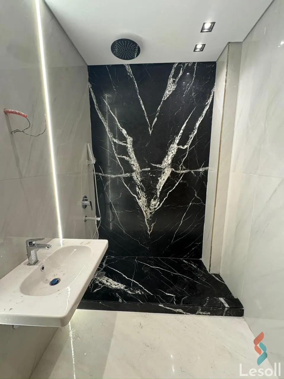 شقة للبيع بمساحة 210 متر و 3 غرف في التجمع الخامس القاهرة - صورة 4