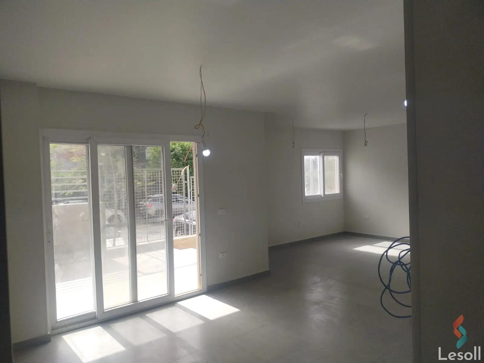 شقة بحديقة للايجار الشهري بمساحة 140 متر و غرفتان في الشيخ زايد الجيزة