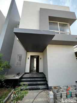 ادفع 4 مليون واستلام فوري توين هاوس للبيع متشطبة بالكامل جاهزه للسكن في Hyde park