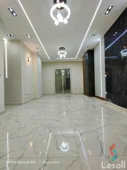 شقه ارضى ١٣٠ متر بحديقة جانبي حرف ال كبيرة بجوار جميع الخدمات وشارع البوابة الرابعة الرئيسي