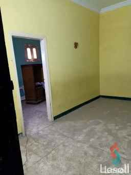 شقة دور ارضى مرتفع 8ش محمد عبد العزيز النجار من ش المدرسه صفط اللبن