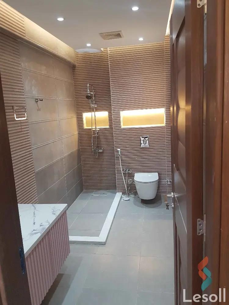 شقة للايجار الشهري بمساحة 230 متر و 5 غرف في التجمع الخامس القاهرة - صورة 3