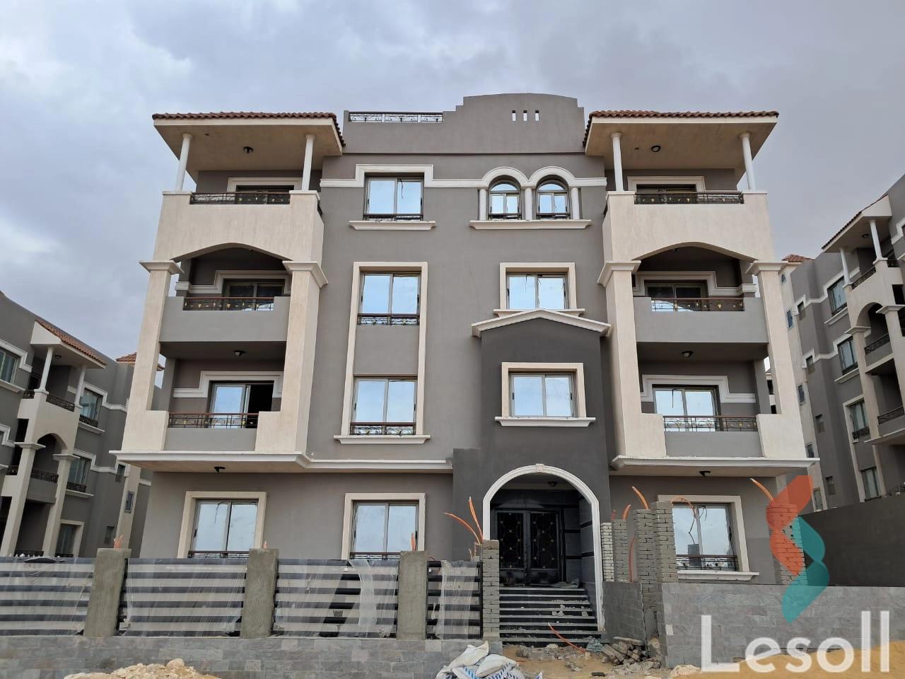 شقة بحديقة للبيع بمساحة 198 متر و 3 غرف في الشيخ زايد الجيزة