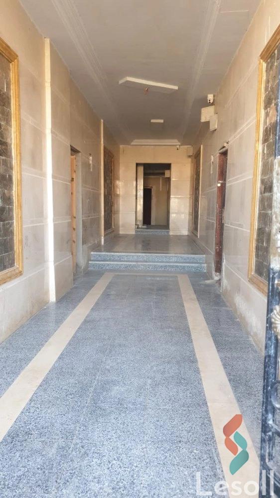 شقة بحديقة للبيع بمساحة 90 متر و غرفة واحدة في مدينة الشروق القاهرة