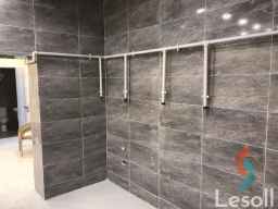 فرصه محل للبيع بموقع تحفه على مكرم عبيد وميدان معهد الالسن