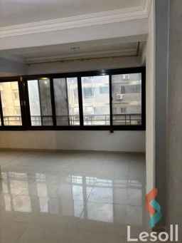 فرصه شقه للاريجاربمدينه المنطقه الثامنه شارع زكريا عثمان