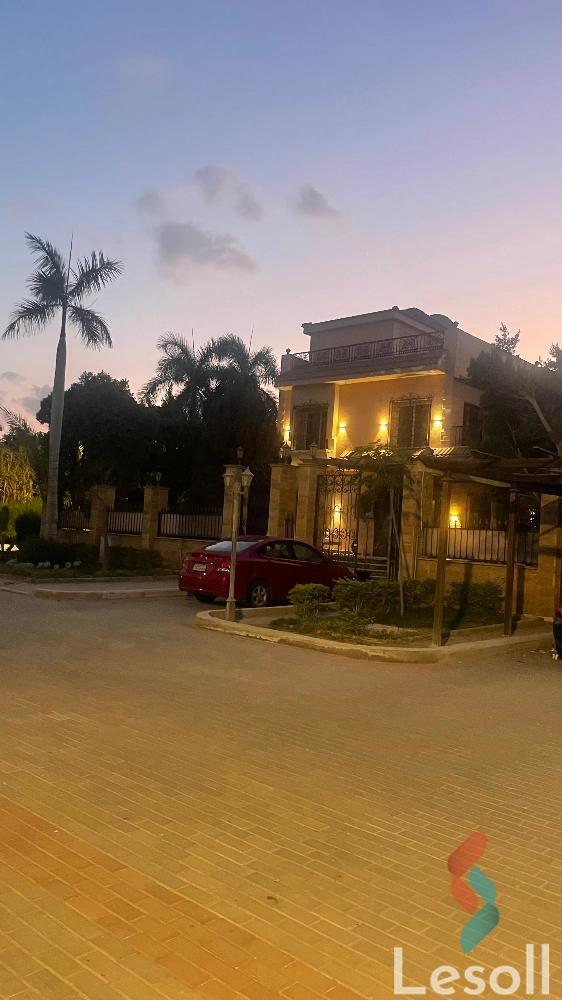 Penthouse for yearly rent with an area 300 meters and 4 rooms in Shorouk Cairo - Image 2