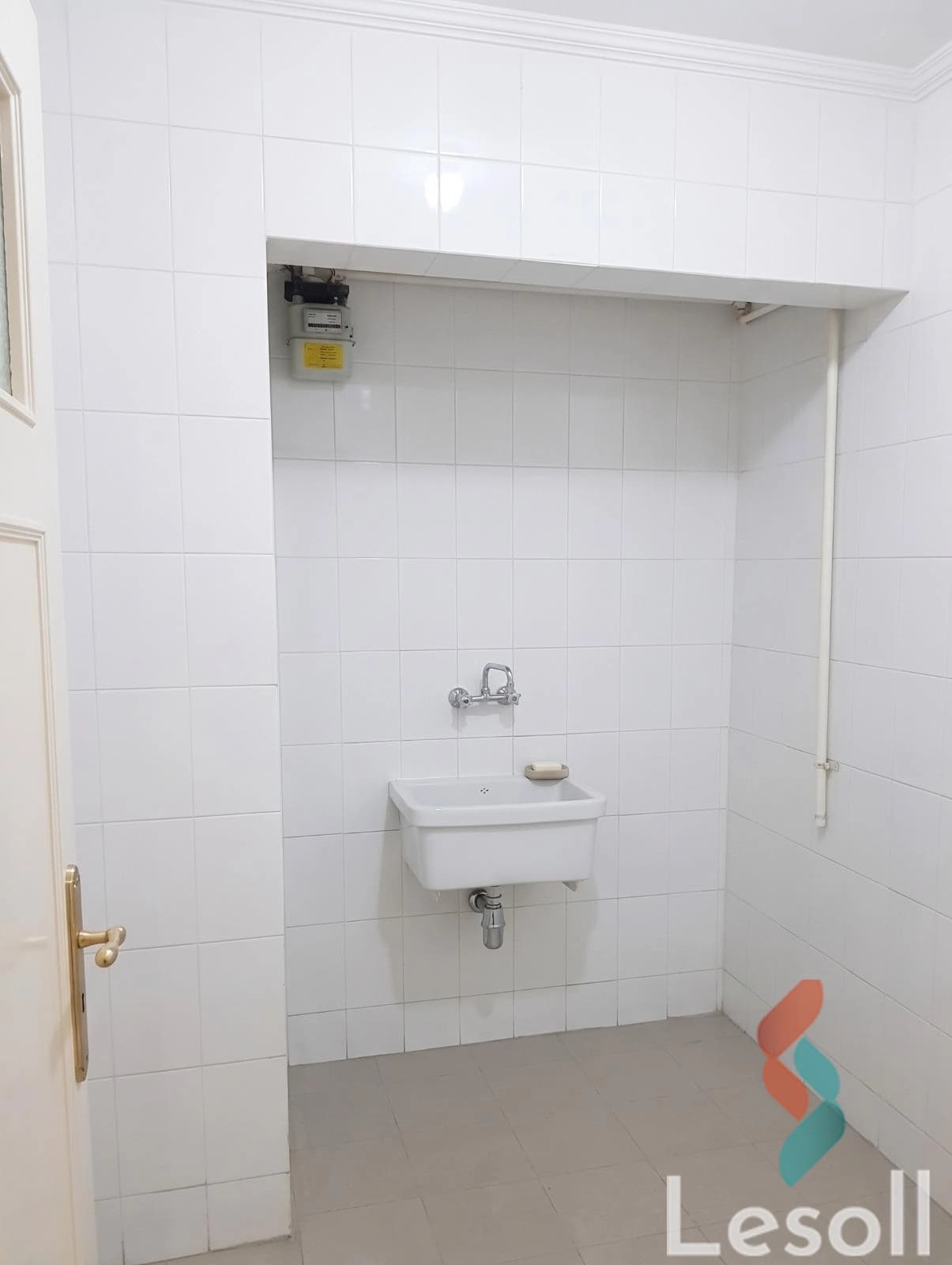 A great investment opportunity to own a full building in a prime - Image 4
