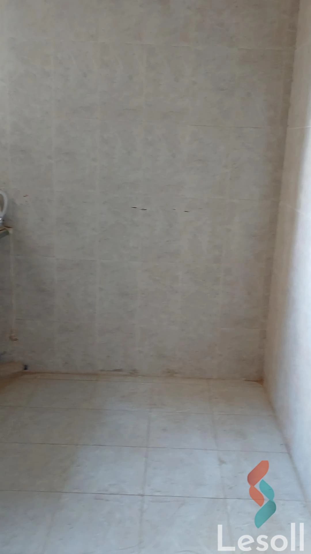 شقة بموقع استراتيجي على الطريق العمومي مباشرة، بالقرب من جميع الخدمات والمرافق الأساسية - كل الصور