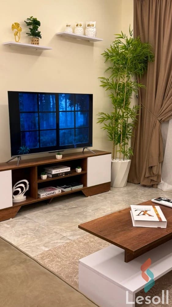 شقة فندقية مفروشة للإيجار اليومي في مدينتي B12 | غرفتان وفيو وايد ستريت - صورة 3