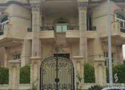 فيلا خاصة للبـــــــيـــــــع بالتـــجمِــــــع الخــامــس شــمــــــال الشــوُيــفـات ارقى منطقة