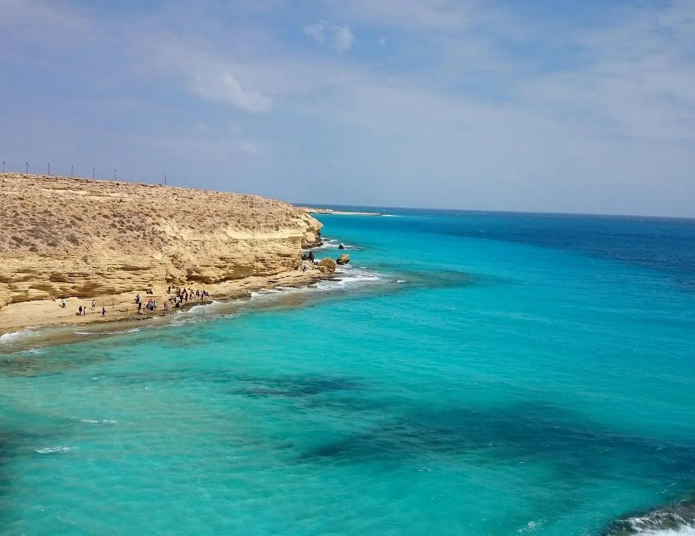 صورة مقالة: مرسى مطروح: الوجهة المثالية لقضاء الصيف والاستمتاع بجمال البحر